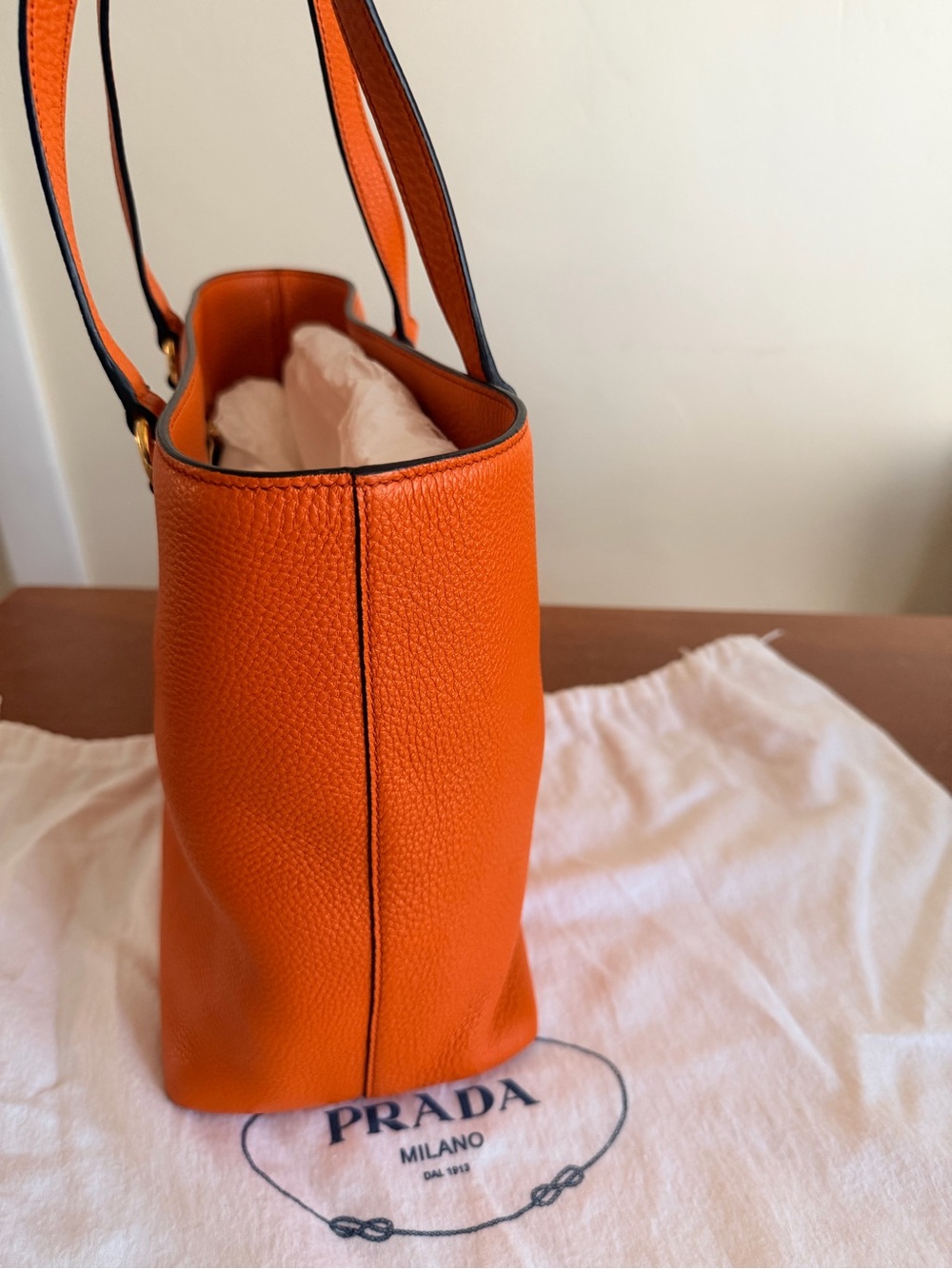 Prada Vitello Phenix Embossed Logo Tote Orange Pebbled Leather Gold Hardware - Picture 4 of 8